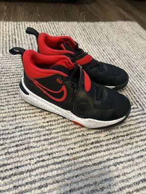 Nike Boys Team Hustle DV8996 Black Red Basketball Shoes Sneakers Sz 3Y